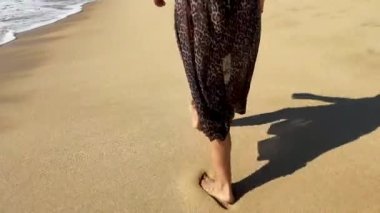 Çıplak ayakla kumsalda yürüyorum