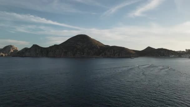 Images de drones cinématographiques volant le long de l'océan et de la côte — Video
