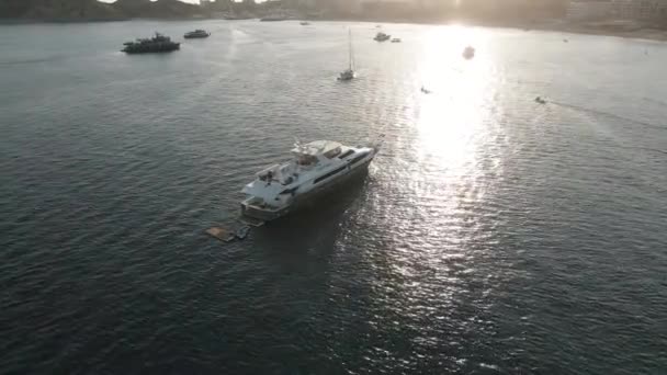 Images de drones cinématographiques volant le long de l'océan et de la côte — Video