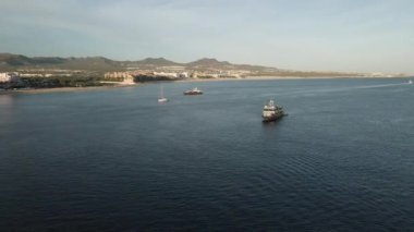 Okyanus ve sahil boyunca uçan insansız hava aracı görüntüleri