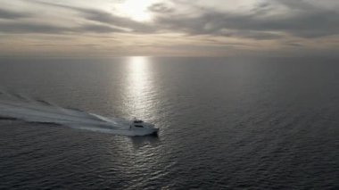 Gündoğumunda yat Pasifik Okyanusunda yüzer.