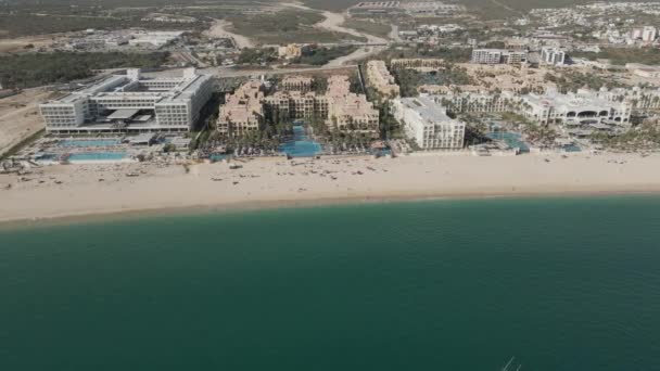 Vackra hotell orter på Stilla havet Beach — Stockvideo