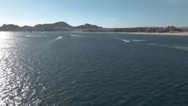 在墨西哥的太平洋海岸，乘坐喷气式飞机的乘客们很享受 — 图库视频影像