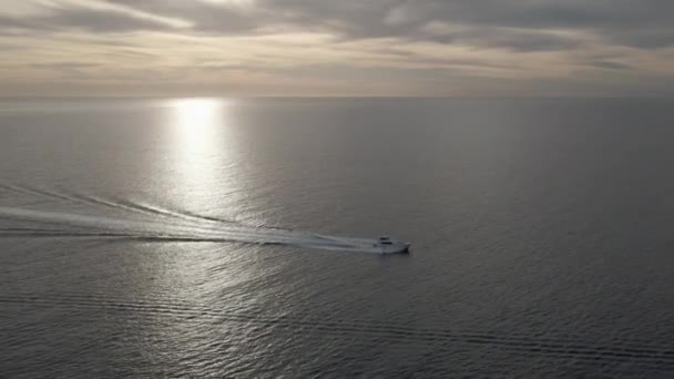 Răsărit de soare iahtul plutește pe oceanul Pacific — Videoclip de stoc