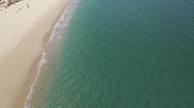 Pasifik Okyanusu kıyısındaki kristal berrak su