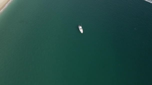 一艘孤独的游艇在墨西哥海岸附近漂流 — 图库视频影像