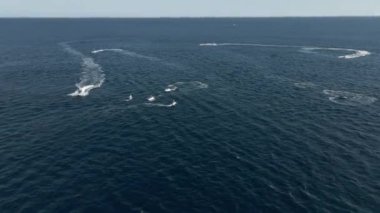 Jet ski sürücüleri Meksika 'daki Pasifik Okyanusu kıyısında eğlendiler.