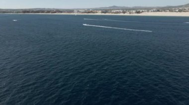 Jet ski sürücüleri Meksika 'daki Pasifik Okyanusu kıyısında eğlendiler.