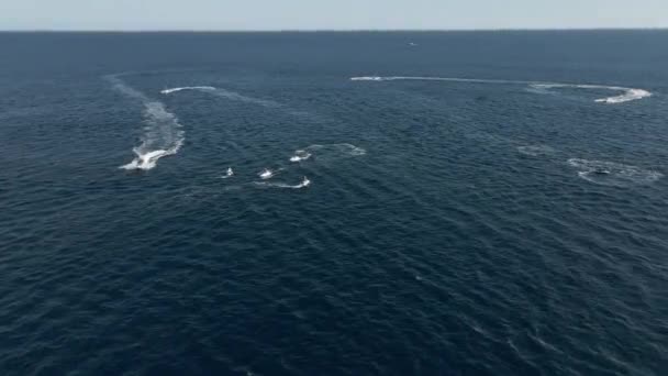 Coureurs de jet ski appréciés sur la côte de l'océan Pacifique au Mexique — Video