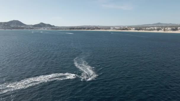 Coureurs de jet ski appréciés sur la côte de l'océan Pacifique au Mexique — Video
