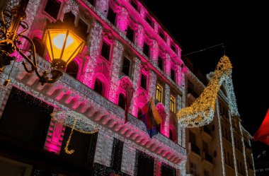 Macaristan 'ın başkenti Budapeşte' de yılbaşı aydınlatması ve dekoratif süsleme ile aydınlatılmış.. 