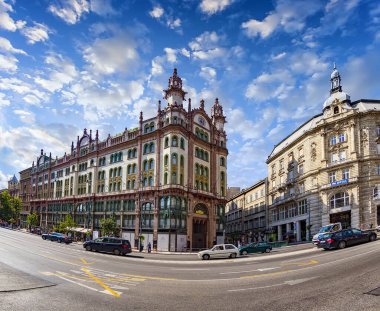 Hyatt Hotel 'in ünlü Paris Avlusu (Parizsi Udvar) cephesi, Haziran 2019' da açıldı. Aslen Brudern House, 1909-12 yılları arasında Art Nouveau tarzında inşa edilmiş. Budapeşte, Macaristan şehir merkezi.