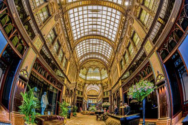 Paris Courtyard (Parizsi Udvar) (Parisian Passage) adlı ünlü şehrin içi, Haziran 2019 'da yeni bir Hyatt the olarak yenilendikten 4 yıl sonra açıldı. 1909-12 yılları arasında Art Nouveau stilinde inşa edilen Brudern House. Budapeşte, Macaristan.