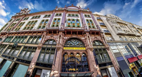 Hyatt Hotel 'in ünlü Paris Avlusu (Parizsi Udvar) cephesi, Haziran 2019' da açıldı. Aslen Brudern House, 1909-12 yılları arasında Art Nouveau tarzında inşa edilmiş. Budapeşte, Macaristan.