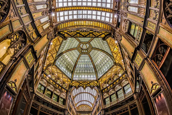 Paris Courtyard (Parizsi Udvar) (Parisian Passage) adlı ünlü şehrin içi, Haziran 2019 'da yeni bir Hyatt the olarak yenilendikten 4 yıl sonra açıldı. 1909-12 yılları arasında Art Nouveau stilinde inşa edilen Brudern House. Budapeşte, Macaristan.