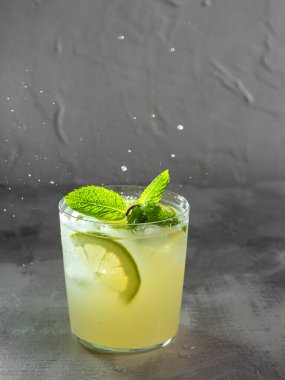 Limonlu ve naneli limonlu soda, soğuk ferahlatıcı içecek ya da buzlu içecek.