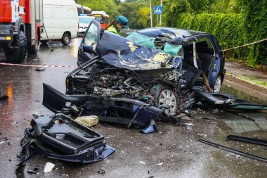 Araba kazası. Sokakta kaza yapmış. Çarpışmadan sonra hasar gören araba
