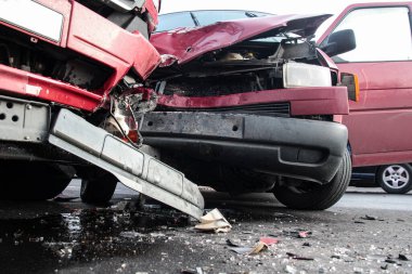 Araba kazası. Sokakta kaza yapmış. Çarpışmadan sonra hasar gören araba