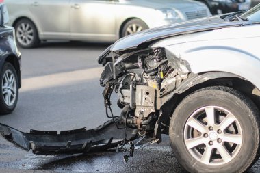 Araba kazası. Sokakta kaza yapmış. Çarpışmadan sonra hasar gören araba
