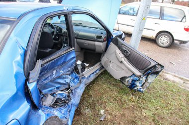 Araba kazası. Sokakta kaza yapmış. Çarpışmadan sonra hasar gören araba