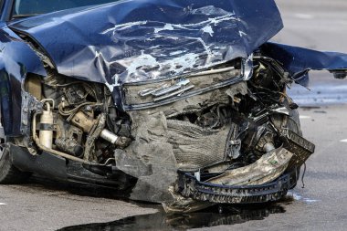 Araba kazası. Sokakta kaza yapmış. Çarpışmadan sonra hasar gören araba