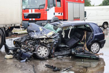Araba kazası. Sokakta kaza yapmış. Çarpışmadan sonra hasar gören araba