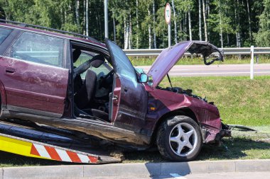 Sokakta araba kazası. Araba kazasından sonra ezilmiş.