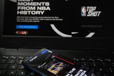 NBA Top Shot, kullanıcıların dijital basketbol özetleri toplamalarına izin veren ve sonra bu koleksiyonu başkalarına göstererek.