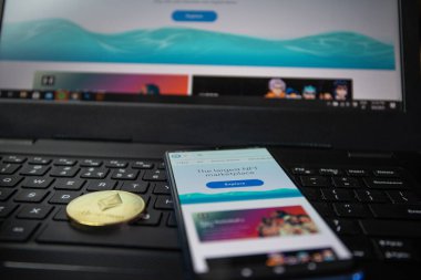 Açık deniz en büyük NFT pazarı. Finansal olmayan jetonlar, benzersizliklerinden dolayı değer üreten eşsiz jetonlar veya dijital varlıklardır.