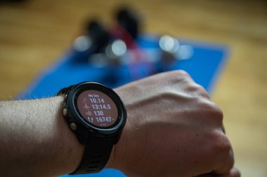 Evde idman yapıyorum. Akıllı seğirmenin yakın çekimi verimli bir eğitim olduğunu gösteriyor. Spor saati egzersizler hakkında bilgi gösterir.