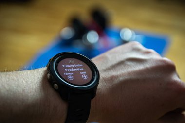 Evde idman yapıyorum. Akıllı seğirmenin yakın çekimi verimli bir eğitim olduğunu gösteriyor. Spor saati egzersizler hakkında bilgi gösterir.