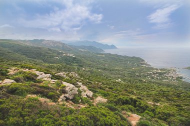 Korsika 'da bulutlu gökyüzü olan dağ manzarası