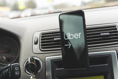 Sürücüleri ve sürücüleri bağlayan bir köprü olarak kullanılabilir tavan arası. Sürücü olmak isteyenler ve gezintiye çıkmak isteyenler için birebir yolculuk paylaşım hizmeti sunar.. 