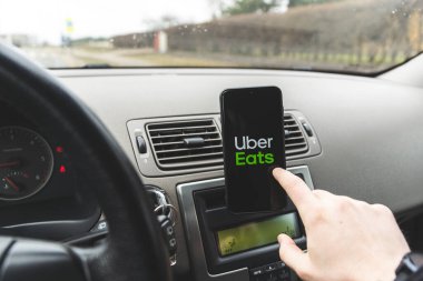 Uber yeme uygulaması. Uber taksi, yemek dağıtımı ve ulaşım ağı hizmeti de sunmaktadır..