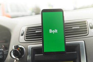 Bolt kiralık araç, mikro hareketlilik ve yiyecek dağıtım hizmetleri sunuyor. Bolf, Uber ile benzer taksi servisleri sunuyor