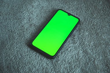 Yeşil ekranlı akıllı telefon. Cep telefonu çerçevesiz tasarım şablonu.