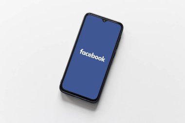 Facebook Mark Zuckerberg tarafından kuruldu. Popüler bir küresel sosyal ağ hizmeti. Dünyanın en değerli şirketlerinden biri..