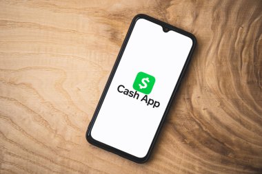 Cash App, Square, Inc. tarafından geliştirilen ve kullanıcıların cep telefonu uygulaması kullanarak birbirlerine para aktarmalarına olanak sağlayan mobil ödeme servisidir..