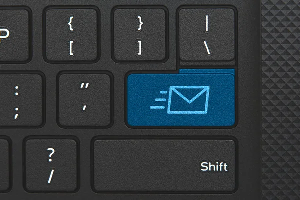 计算机键盘键上的电子邮件图标 电子邮件递送 — 图库照片