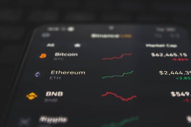 Ethereum, merkezi olmayan, açık kaynaklı, akıllı sözleşme işlevselliğine sahip bir blokaj zinciri. Eter, platformun yerel kripto para birimidir. Piyasadaki en büyük ikinci kripto para birimi.