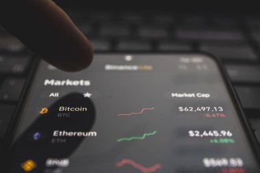 Bitcoin, bilinmeyen bir kişi veya grup tarafından 2008 yılında icat edilen bir kripto para birimidir. Para birimi, uygulamasının açık kaynak yazılım olarak piyasaya sürülmesiyle 2009 yılında kullanılmaya başladı..