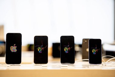 Apple yetkilendirdi. Elma ürünleri olan modern mağaza: Iphone, Macbook, Ipad, Apple logosu.