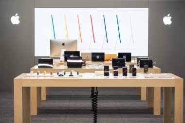 Apple yetkilendirdi. Elma ürünleri olan modern mağaza: Iphone, Macbook, Ipad, Apple logosu.