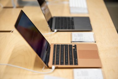 Apple yetkilendirdi. Elma ürünleri olan modern mağaza: Iphone, Macbook, Ipad, Apple logosu.