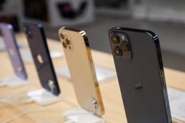Apple yetkilendirdi. Elma ürünleri olan modern mağaza: Iphone, Macbook, Ipad, Apple logosu.