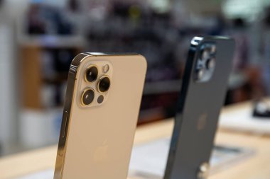 Apple yetkilendirdi. Elma ürünleri olan modern mağaza: Iphone, Macbook, Ipad, Apple logosu.