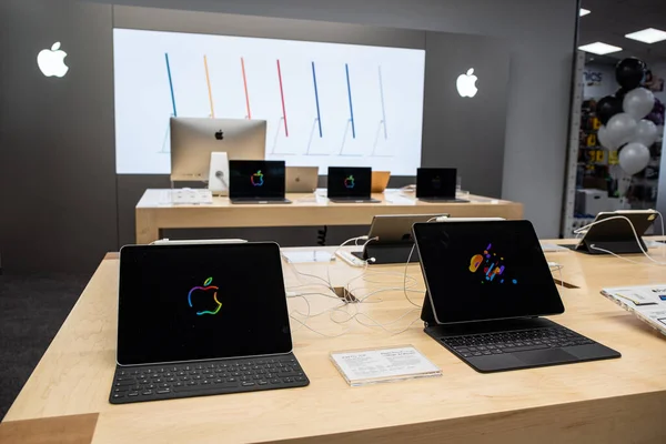 Apple Retail Store editorial photo. Image of computers - 71434266