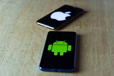 Elma ve android akıllı telefonlar. Iphone IOS, Android işletim sistemine karşı