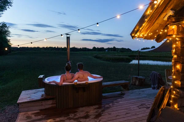 Young Couple Enjoy Ofuro Japanese Hot Tub Romantic Environment Idyllic — Stock Photo, Image