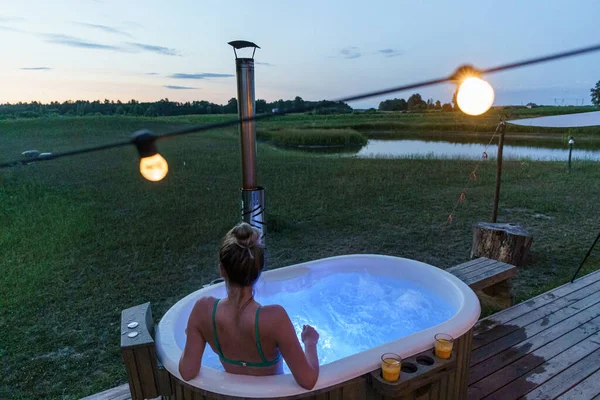 Woman Enjoy Ofuro Japanese Hot Tub Romantic Country Environment Idyllic — Stock Photo, Image